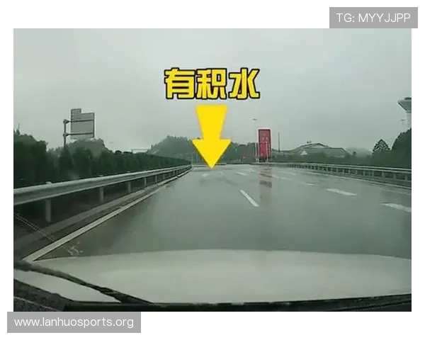 虚构赛事中青年车手雨后积水失控撞上护栏惊险瞬间回顾全景再现录