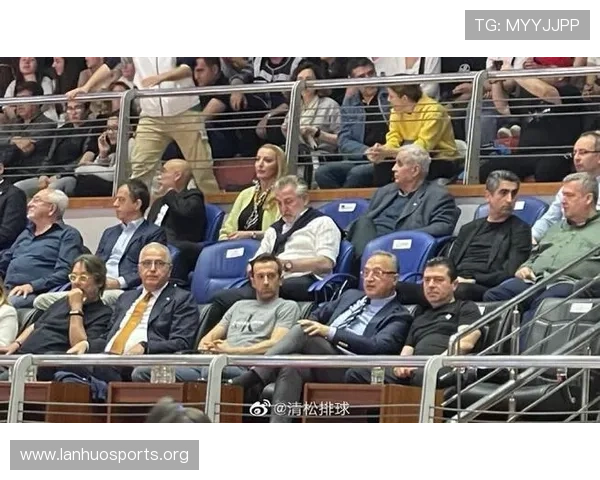 郎导与刘晓彤现场观战土耳其之战桑塔雷利盛赞击败中国喜悦心情浓